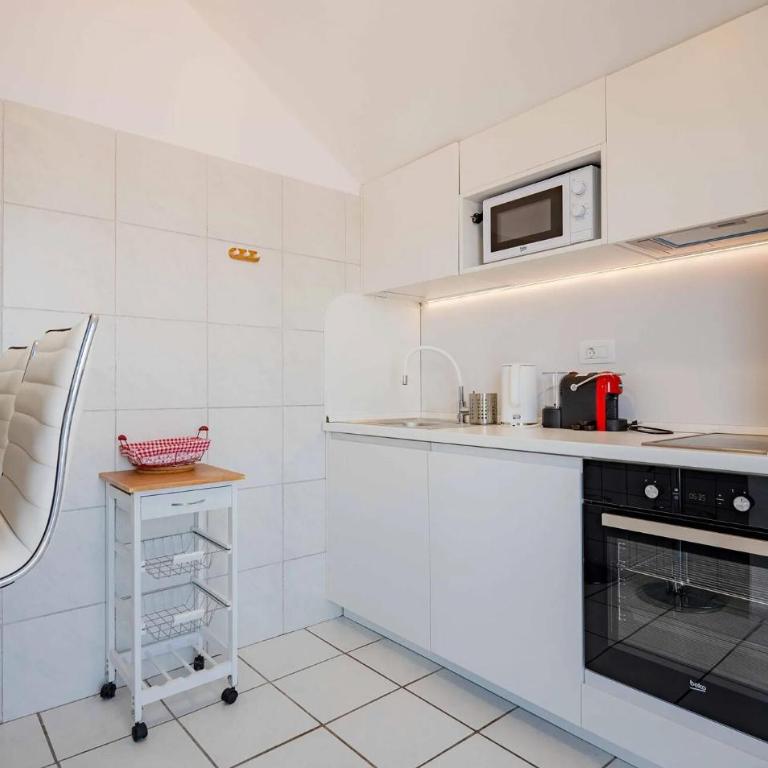 Cozy Home In Tivat With House A Panoramic View - Seven-Bedroom House - 10