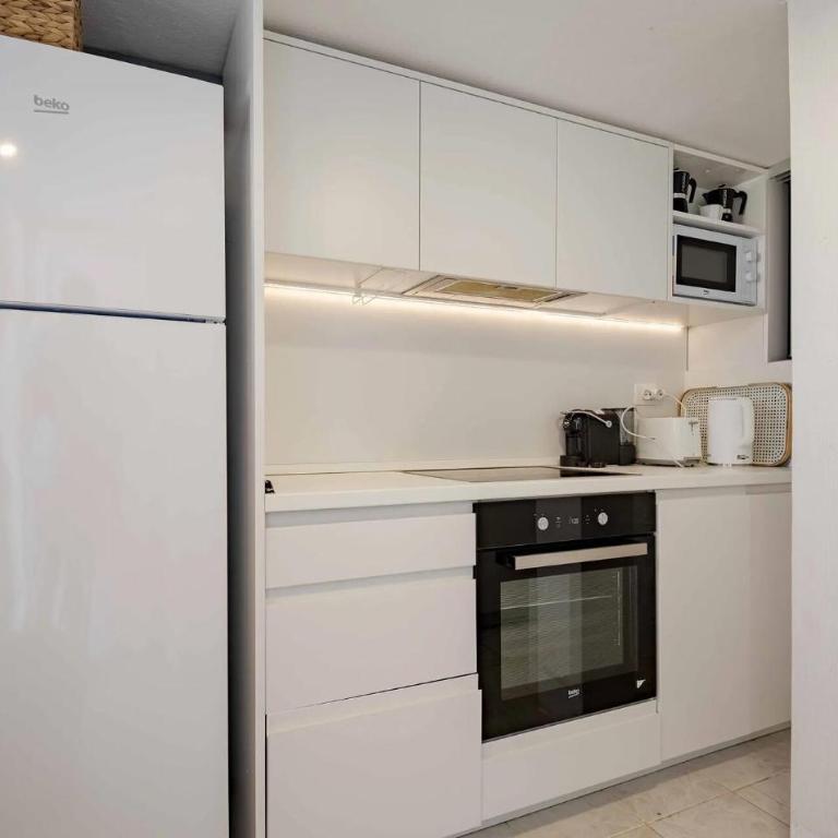 Cozy Home In Tivat With House A Panoramic View - Seven-Bedroom House - 13