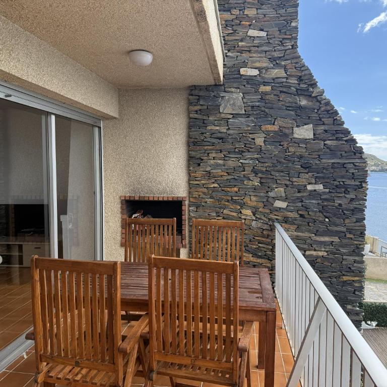 Luminoso apartamento frente al mar con piscina - Three-Bedroom Apartment - 28