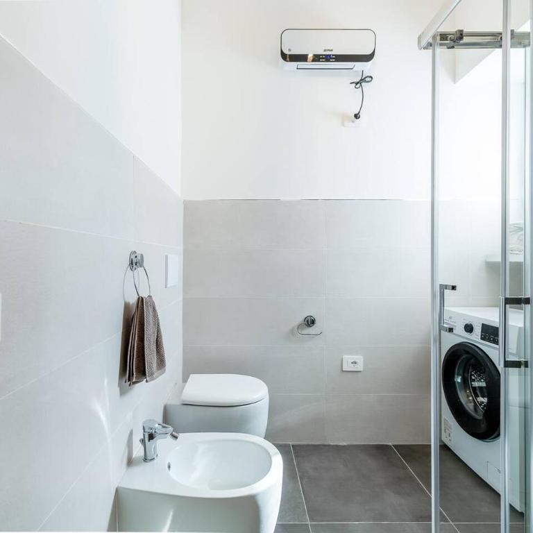 KeyRoom Patio & Parking near Lake Como - Single Room - 24