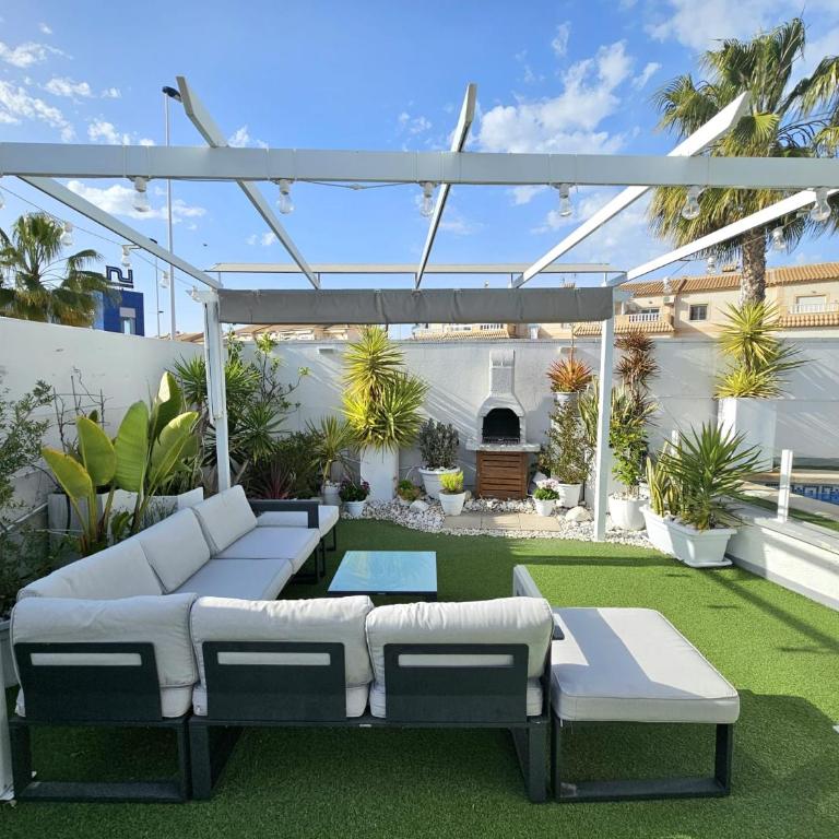Chalet con Piscina Privada, Aguas Nuevas, Torrevieja - Three-Bedroom Apartment - 4