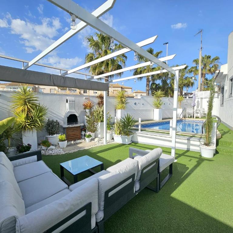 Chalet con Piscina Privada, Aguas Nuevas, Torrevieja - Three-Bedroom Apartment - 1