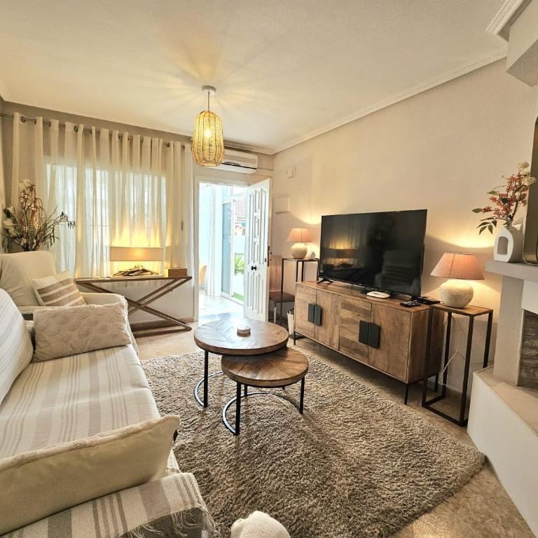 Chalet con Piscina Privada, Aguas Nuevas, Torrevieja - Three-Bedroom Apartment - 6
