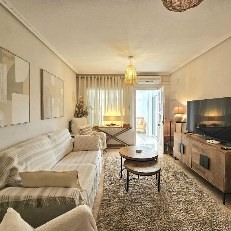 Chalet con Piscina Privada, Aguas Nuevas, Torrevieja - Three-Bedroom Apartment - 10
