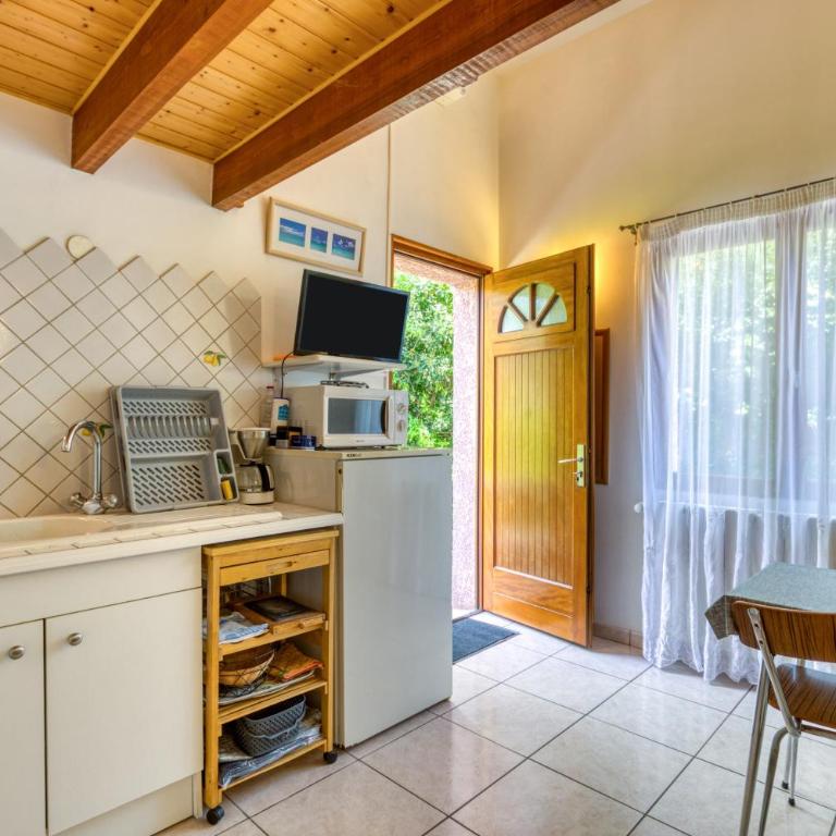 Villa Désirée Agde - Studio d'Hôte - Chambre Quadruple avec Douche - 17