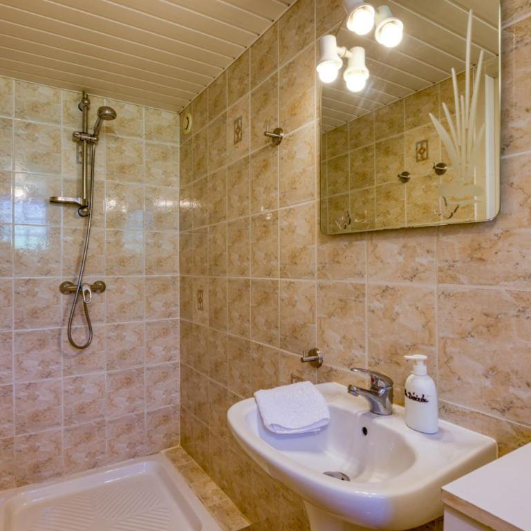 Villa Désirée Agde - Studio d'Hôte - Chambre Quadruple avec Douche - 9