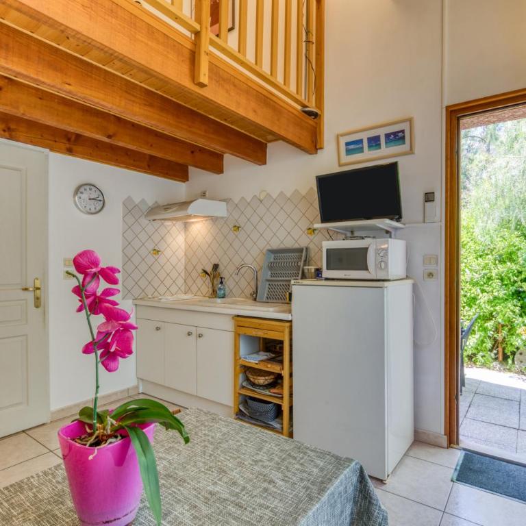 Villa Désirée Agde - Studio d'Hôte - Chambre Quadruple avec Douche - 5