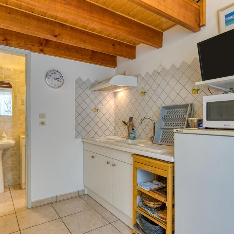 Villa Désirée Agde - Studio d'Hôte - Chambre Quadruple avec Douche - 7