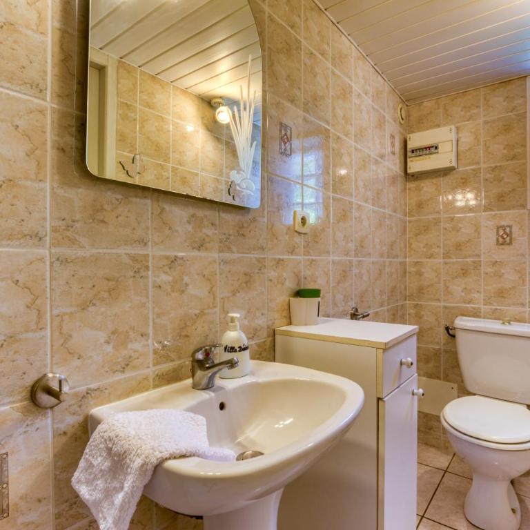 Villa Désirée Agde - Studio d'Hôte - Chambre Quadruple avec Douche - 10