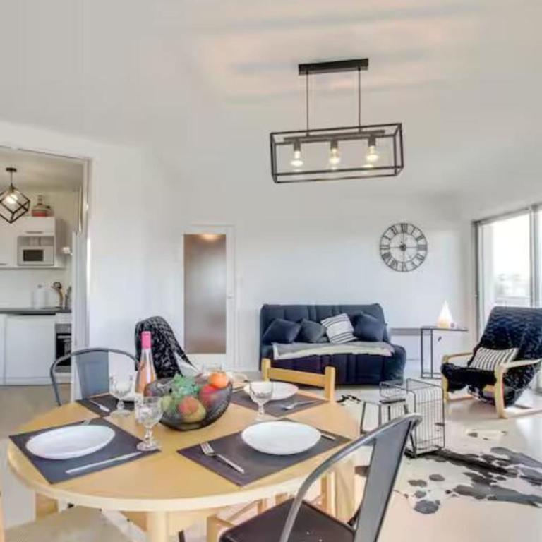Bright apartment with balcony and sea view - Apartment - 3