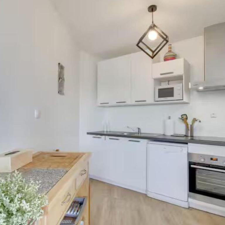 Bright apartment with balcony and sea view - Apartment - 5