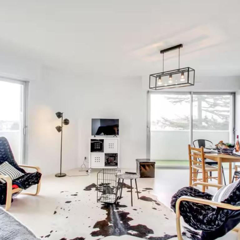 Bright apartment with balcony and sea view - Apartment - 4