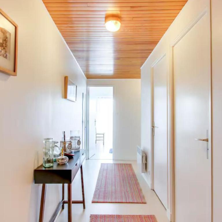 Bright apartment with balcony and sea view - Apartment - 6