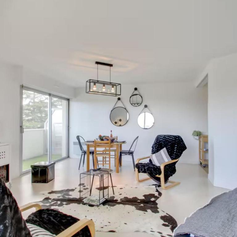 Bright apartment with balcony and sea view - Apartment - 2