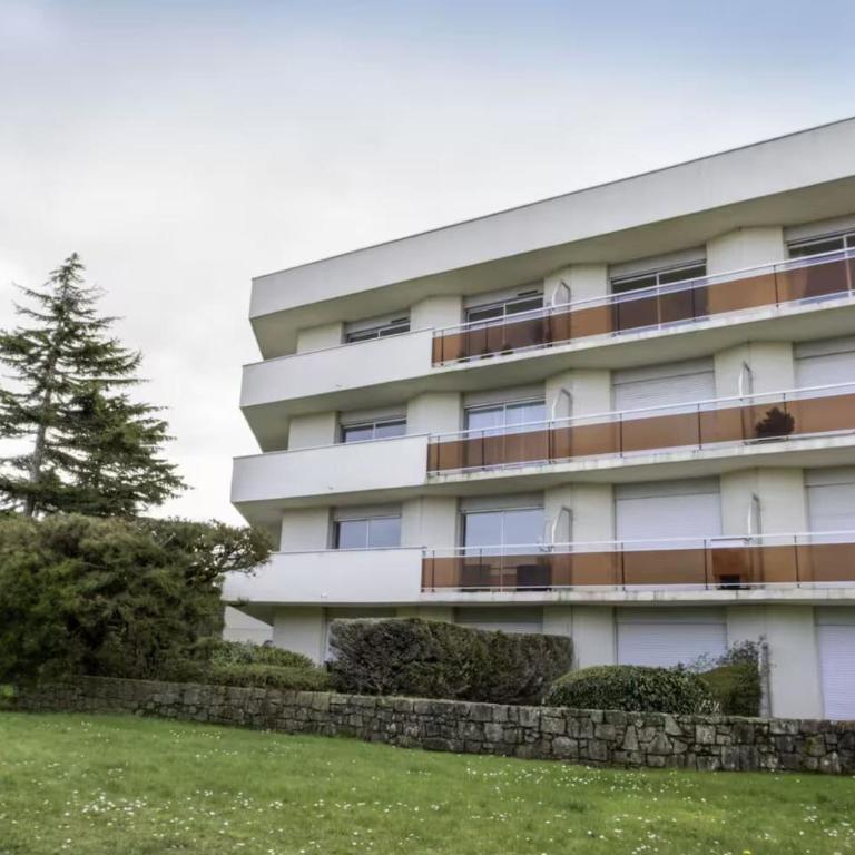 Bright apartment with balcony and sea view - Apartment - 11