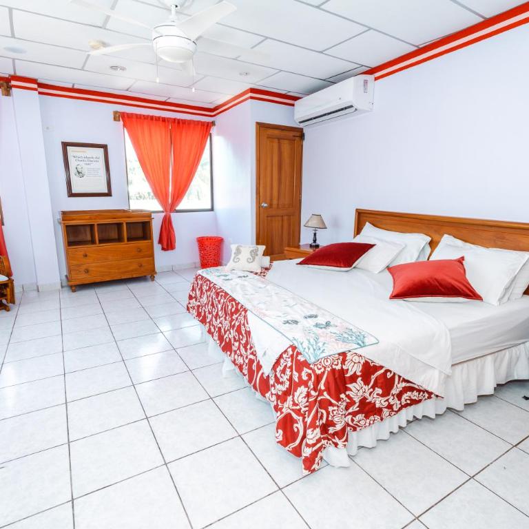 Galapagos Family Vacation 3 bedrooms 7 guests Centrally located and ocean view - Three-Bedroom Townhouse - 44