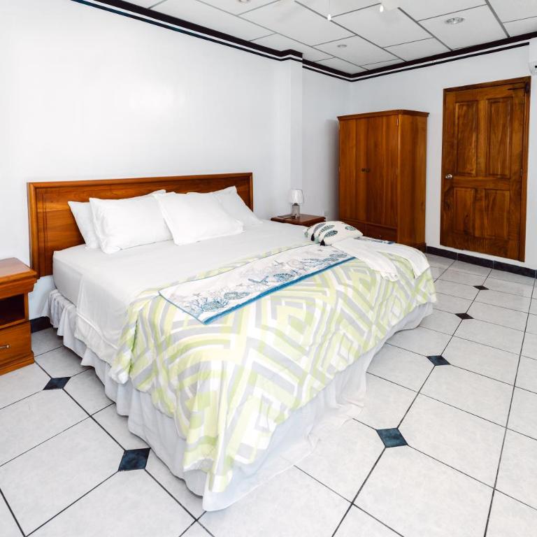 Galapagos Family Vacation 3 bedrooms 7 guests Centrally located and ocean view - Three-Bedroom Townhouse - 37