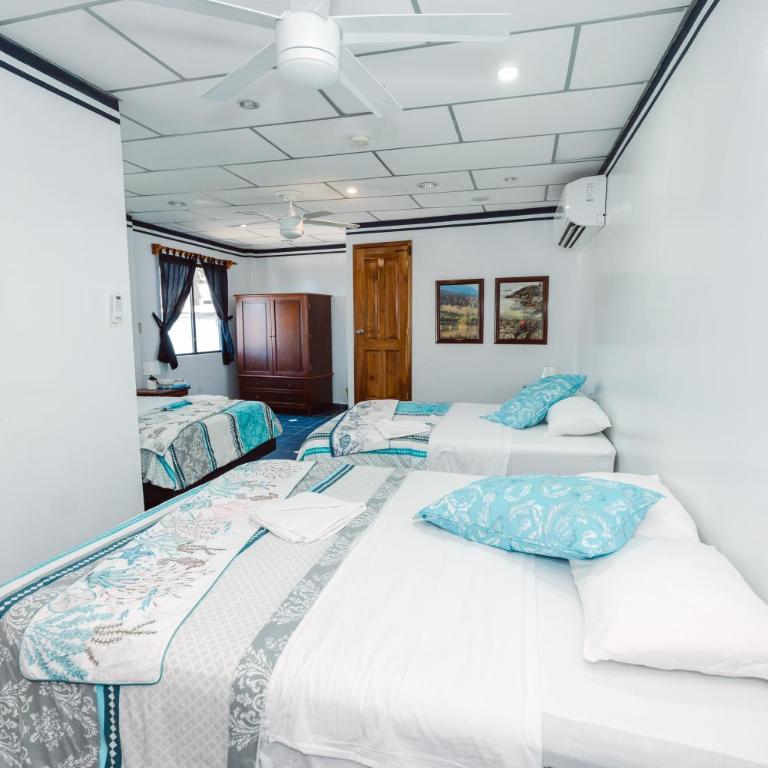 Galapagos Family Vacation 3 bedrooms 7 guests Centrally located and ocean view - Three-Bedroom Townhouse - 8