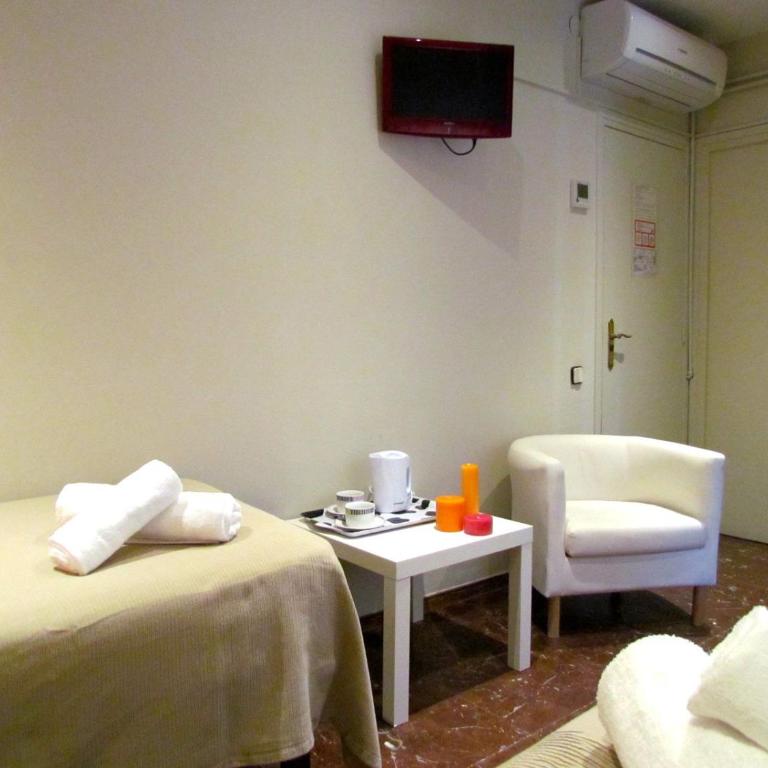 Barcelona City Street Hostal - Twin Room - 7