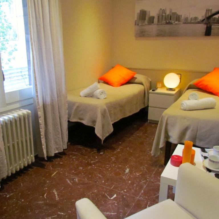 Barcelona City Street Hostal - Twin Room - 10