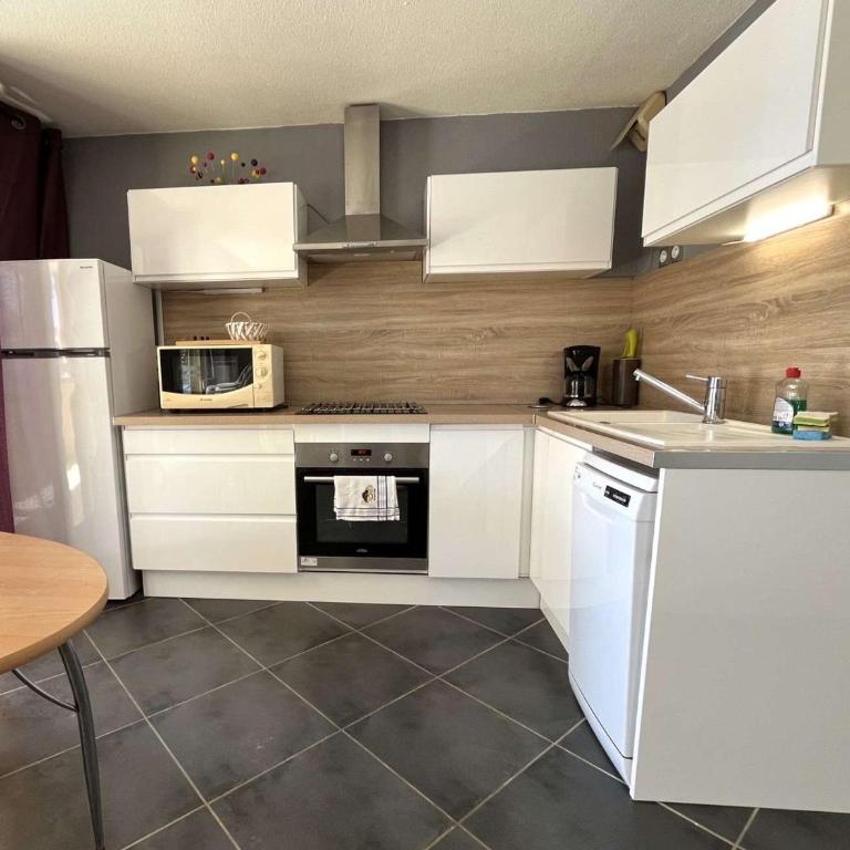 Splendide T3 rénové avec piscine et parking à 100m de la mer, 6 pers, terrasse, WIFI - FR-1-607-206 - Ferienhaus - 20