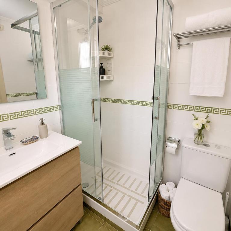 Torremolinos Sea View Townhouse, Pool, BBQ & Workspace - Magnolia Properties - Casa de 3 dormitorios - 21