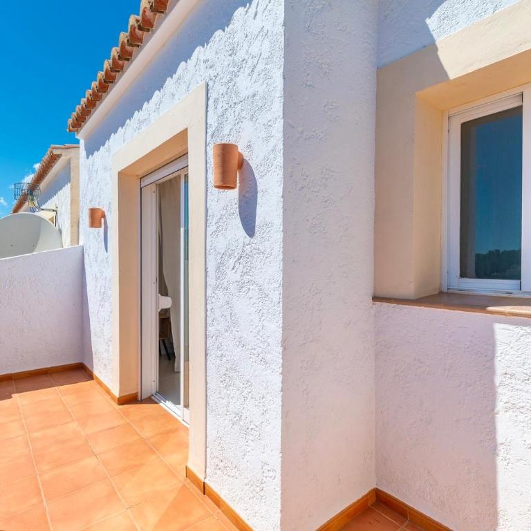 Casa Flora Bungalow con piscinas en Calp - Three-Bedroom Apartment - 39