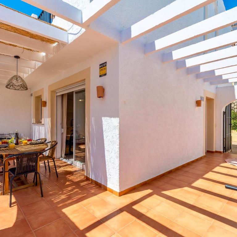Casa Flora Bungalow con piscinas en Calp - Three-Bedroom Apartment - 5