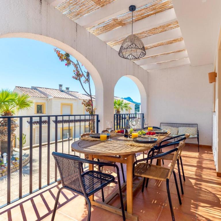 Casa Flora Bungalow con piscinas en Calp - Three-Bedroom Apartment - 3