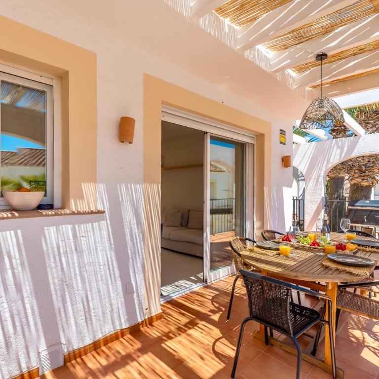 Casa Flora Bungalow con piscinas en Calp - Three-Bedroom Apartment - 25
