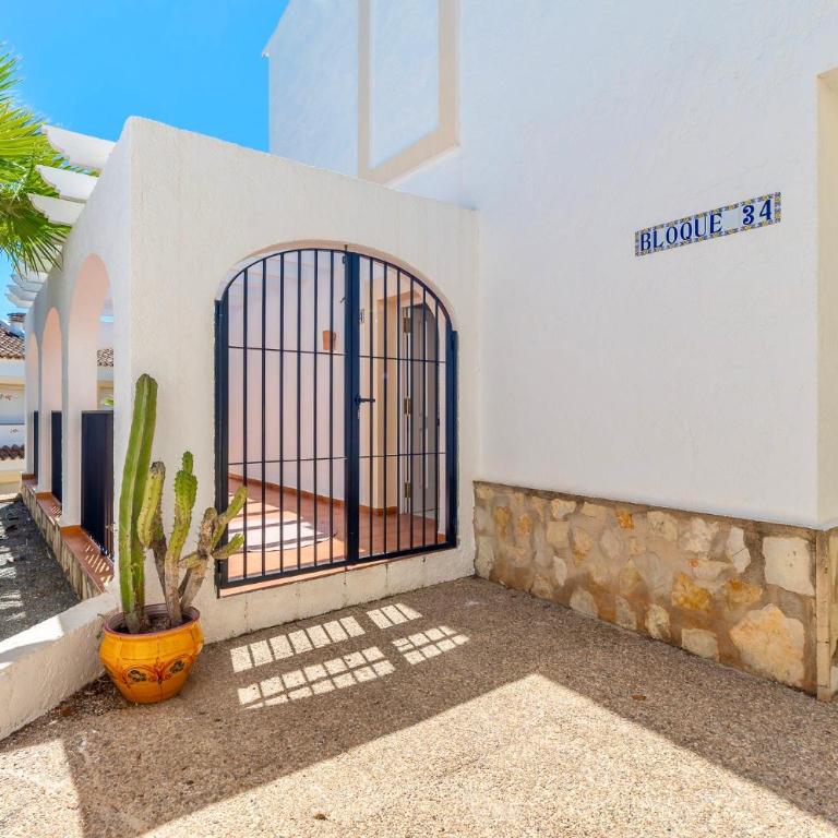 Casa Flora Bungalow con piscinas en Calp - Three-Bedroom Apartment - 35