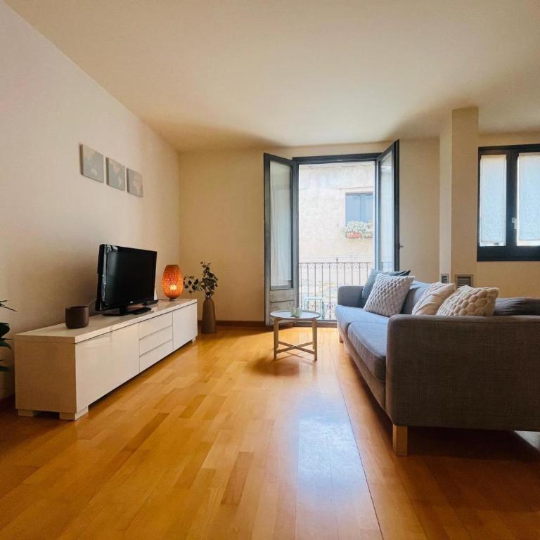 Two bedroom apartment behind the Rambla - Apartamento de 2 dormitorios - 1