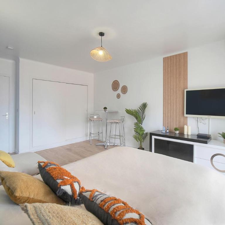 FRGK 'Wilson Palace' AC WIFI FIBRE Terrasse 5min des Plages - Studio Apartment with Balcony - 2