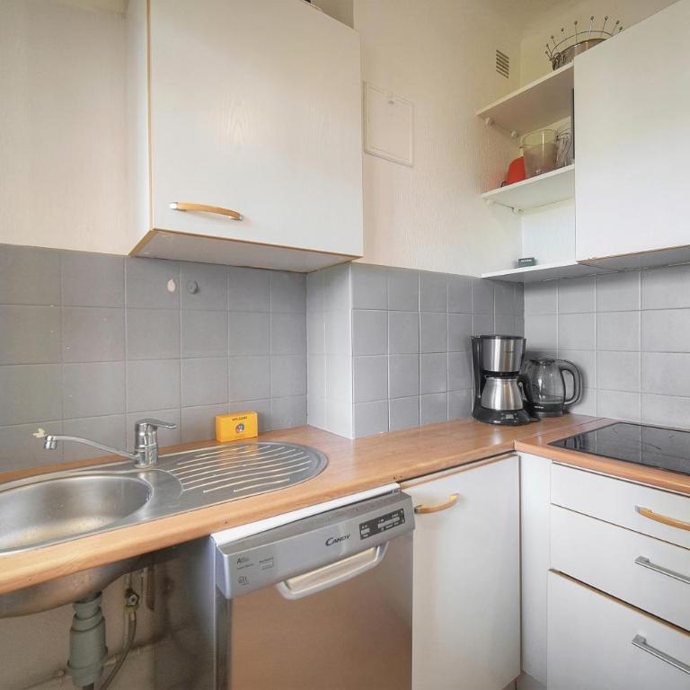 FRGK 'Wilson Palace' AC WIFI FIBRE Terrasse 5min des Plages - Studio Apartment with Balcony - 10