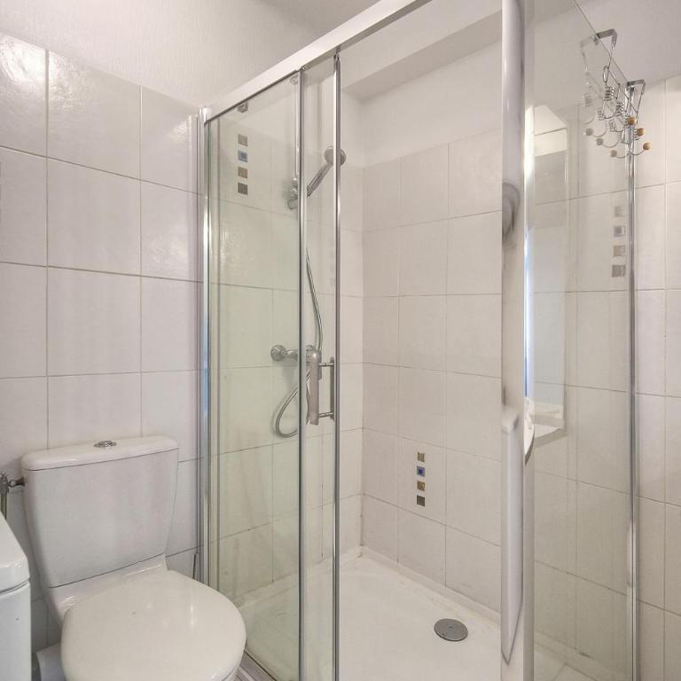 FRGK 'Wilson Palace' AC WIFI FIBRE Terrasse 5min des Plages - Studio Apartment with Balcony - 9