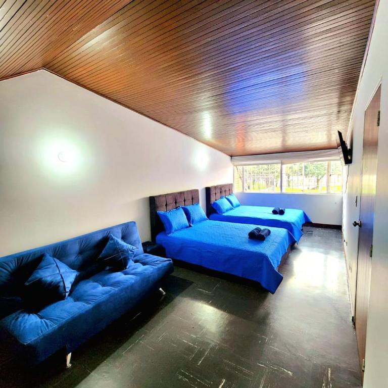 Spacious house in the heart of northern Bogotá - Casa de 4 dormitorios - 35