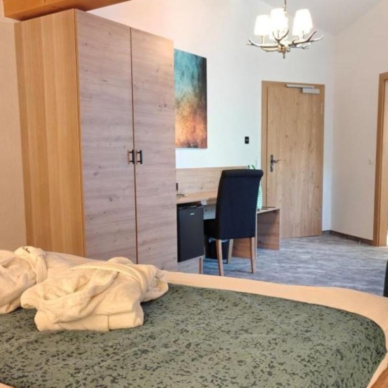 Hotel Bergruh - Double Room without balcony and with sloped ceilings - 3