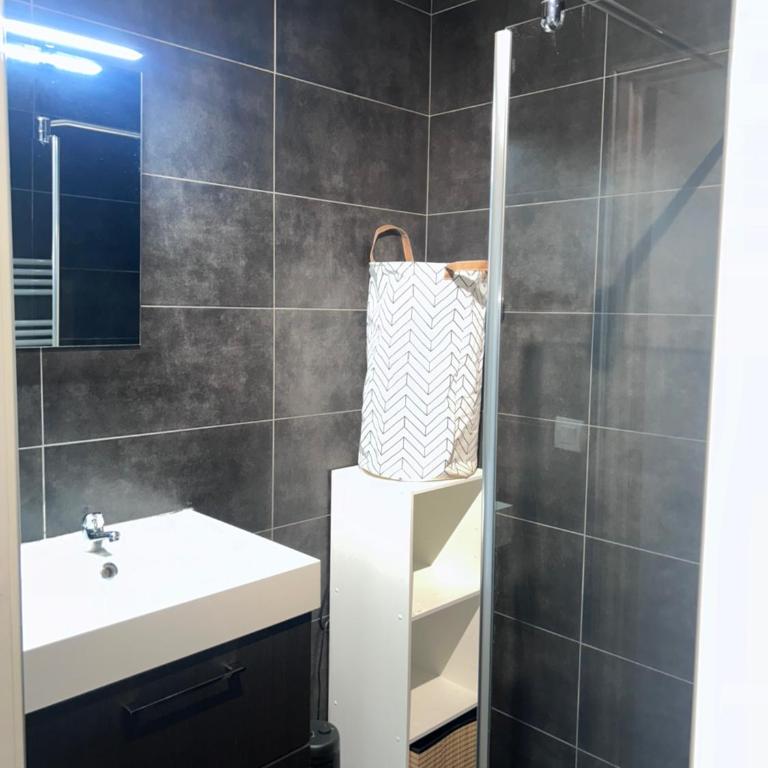 Joli T2 à 10min à pied du village, parking, vue dégagée, résidence au calme - Apartamento de 1 dormitorio - 5