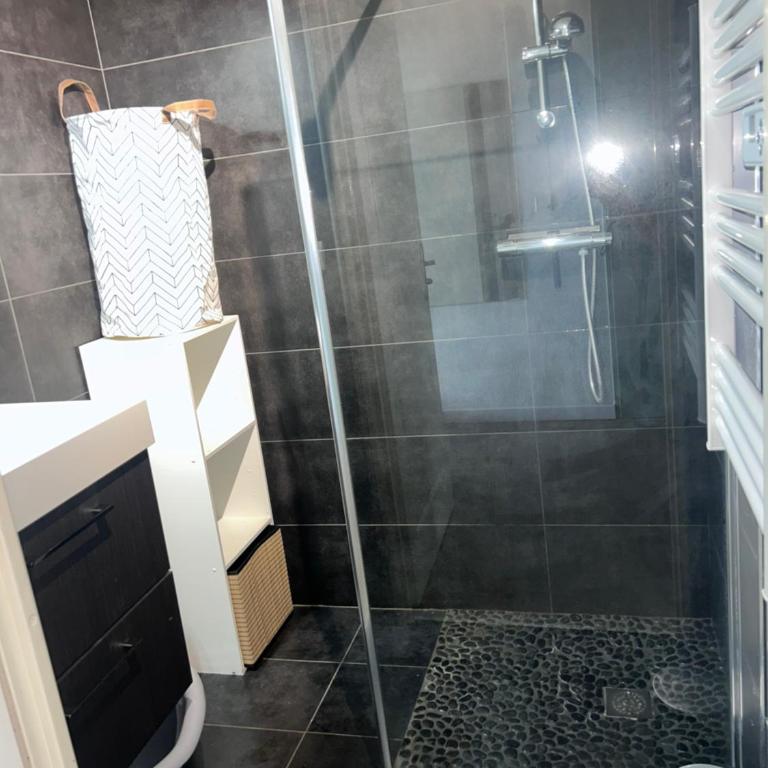Joli T2 à 10min à pied du village, parking, vue dégagée, résidence au calme - Apartamento de 1 dormitorio - 17