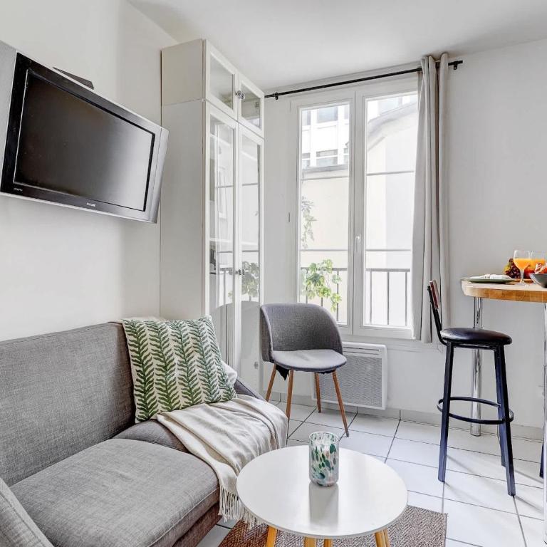 BnBNova - Cozy Stay Near Eiffel Tower & Invalides & Seine - Studio - 2