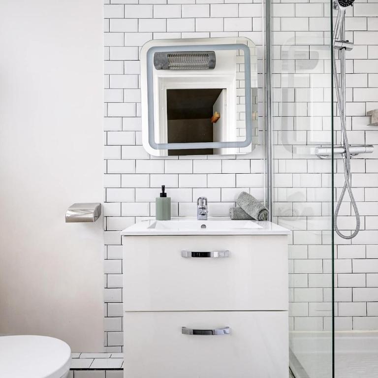 BnBNova - Cozy Stay Near Eiffel Tower & Invalides & Seine - Studio - 14
