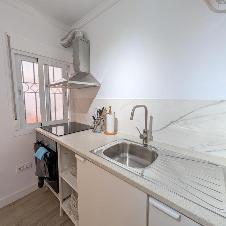 Impressive apartment with 3 bedrooms metres from the beach - Three-Bedroom Apartment - 14
