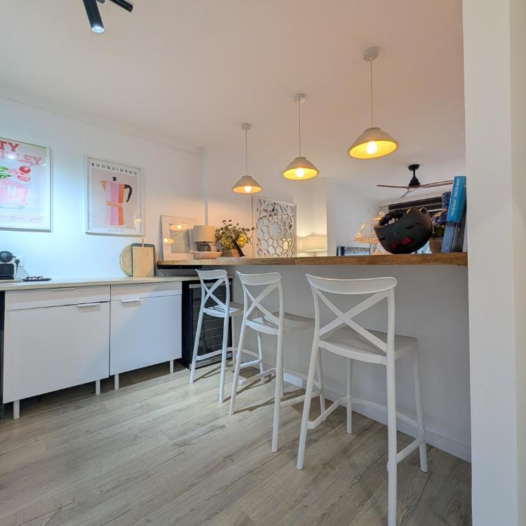 Impressive apartment with 3 bedrooms metres from the beach - Three-Bedroom Apartment - 13
