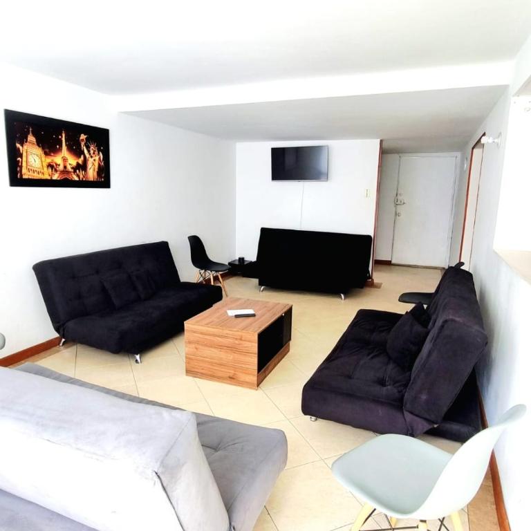 Large house minutes from Zona T and Parque la 93 - Six-Bedroom House - 1