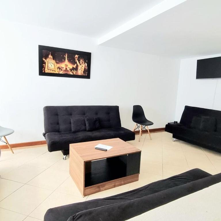 Large house minutes from Zona T and Parque la 93 - Six-Bedroom House - 17
