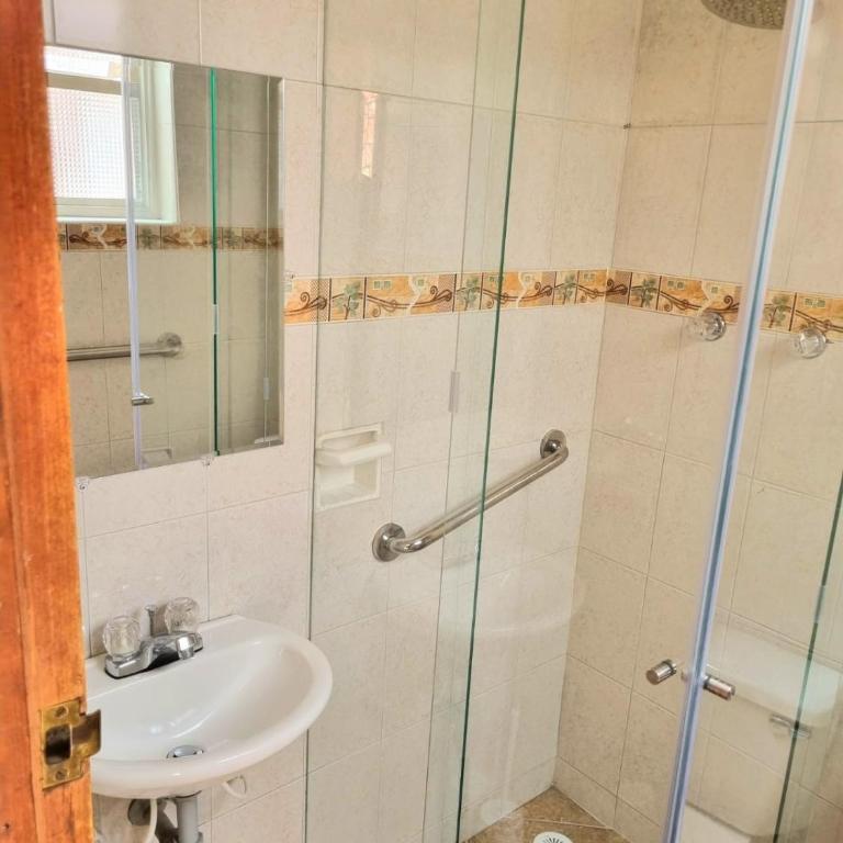 Large house minutes from Zona T and Parque la 93 - Six-Bedroom House - 26