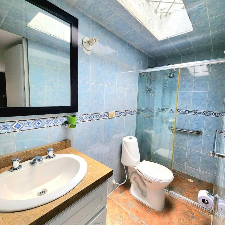 Large house minutes from Zona T and Parque la 93 - Six-Bedroom House - 29