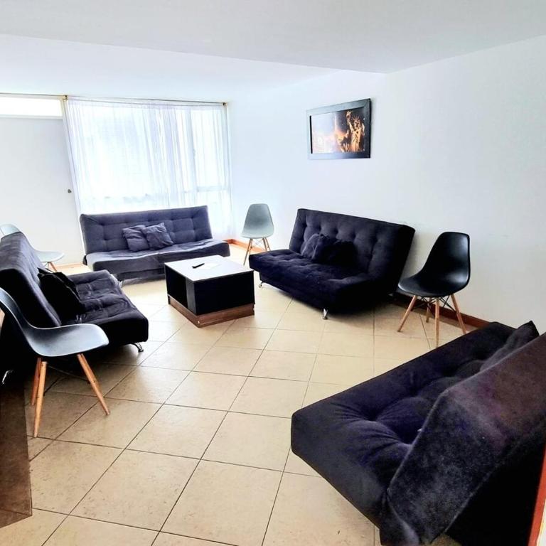 Large house minutes from Zona T and Parque la 93 - Six-Bedroom House - 38