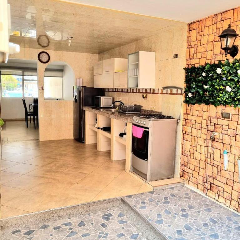 Large house minutes from Zona T and Parque la 93 - Six-Bedroom House - 40