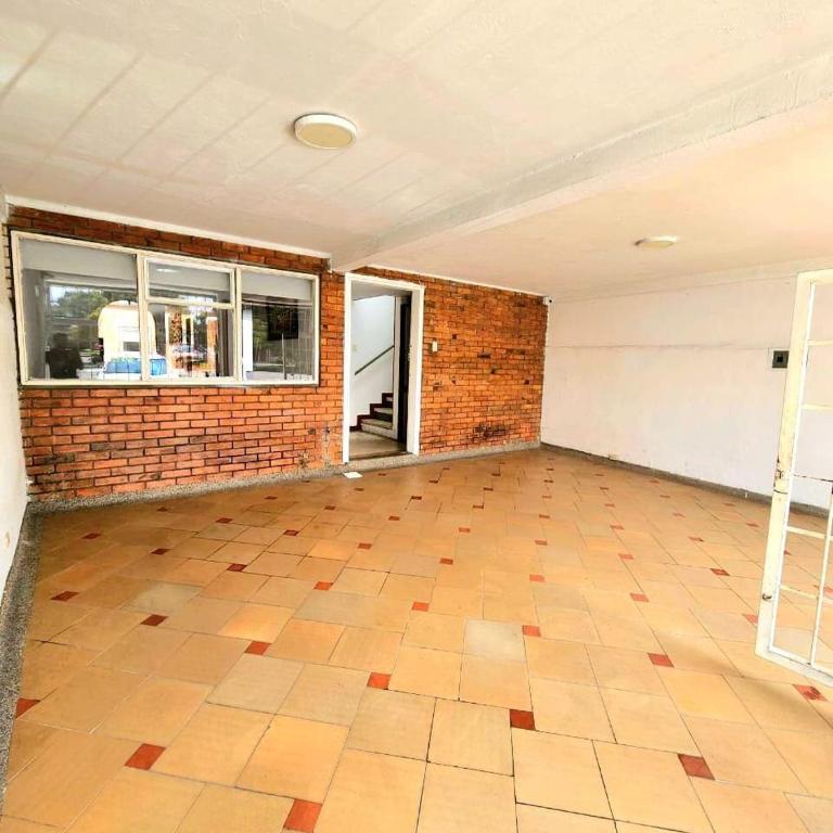 Large house minutes from Zona T and Parque la 93 - Six-Bedroom House - 52